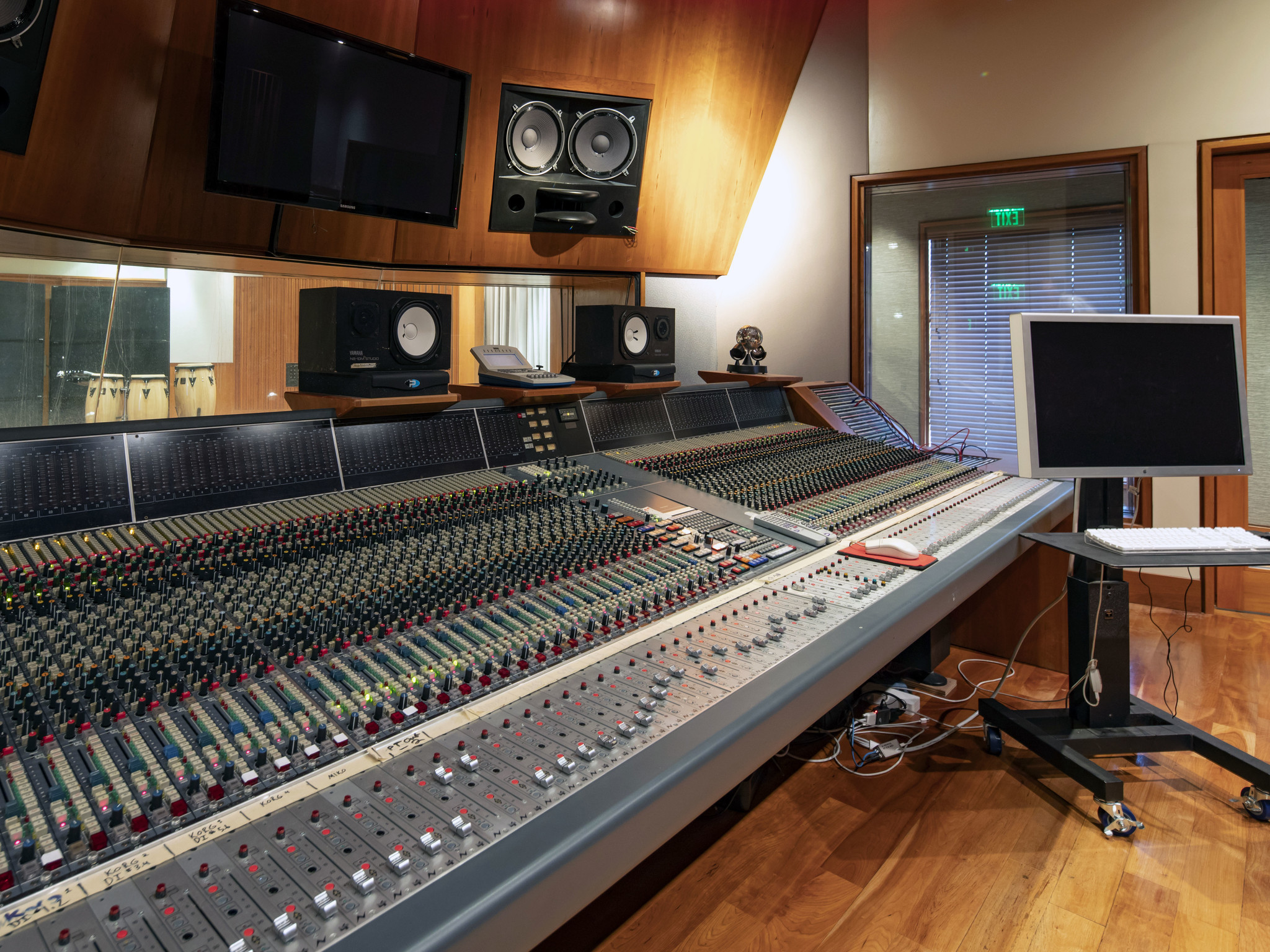 Звуко запись. Студия звукозаписи Hajime records. RZA на студии. Оборудование для студии звукозаписи. Студийная аппаратура звукозаписи.